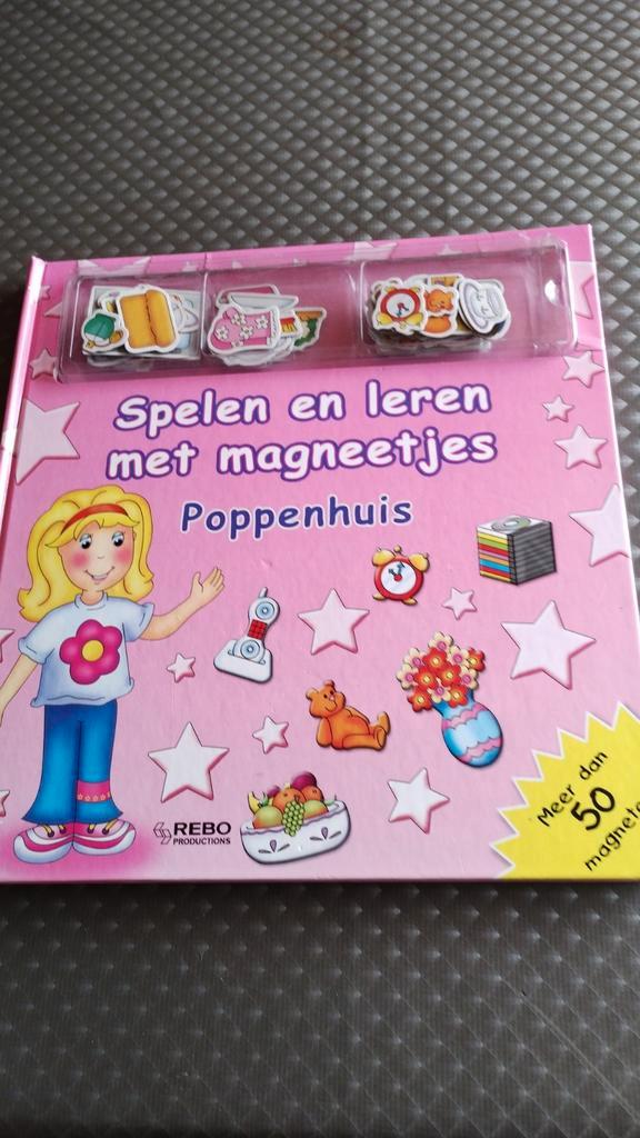 Poppenhuis er ontbreken 3 magneetjes, Boeken, Kinderboeken | Jeugd | onder 10 jaar, Zo goed als nieuw, Ophalen