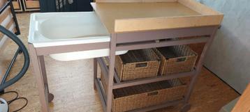 Luiertafel met badje beschikbaar voor biedingen