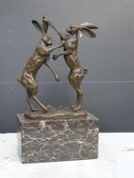 statue d un combat de lièvre en bronze sur marbre signé ., Bronze, Enlèvement ou Envoi