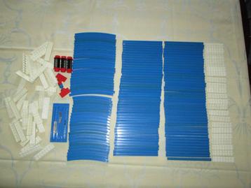 Vintage  blauwe lego treinsporen en een partij witte latjes beschikbaar voor biedingen