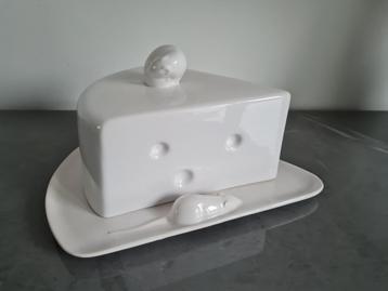 Leuke kaasstolp in de vorm van kaasspie beschikbaar voor biedingen