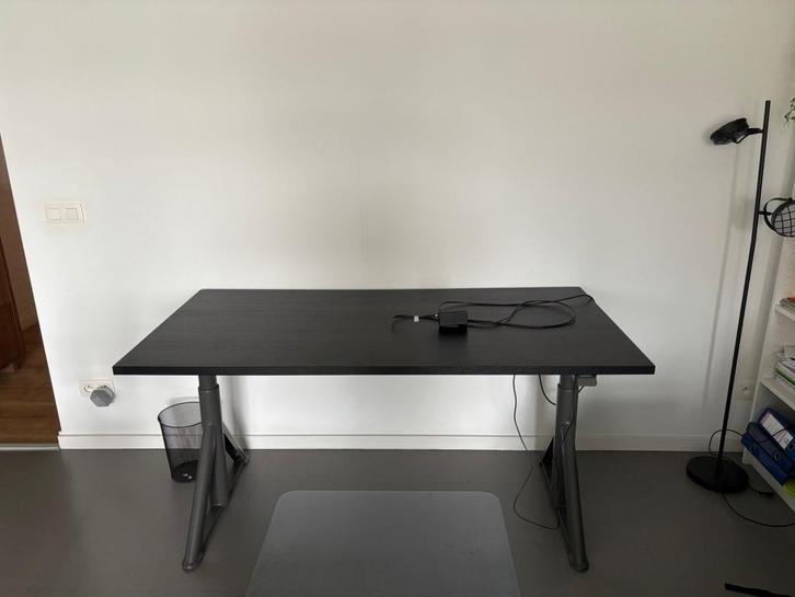 Bureau (elektrisch verstelbaar), Huis en Inrichting, Bureaus, Zo goed als nieuw, Bureau, Elektrisch, In hoogte verstelbaar, Ophalen