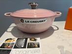 NIEUW: Le Creuset marmite, 24cm Shell Pink met doos, Gietijzer, Nieuw, Ophalen of Verzenden, Keramische plaat