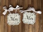 Houten bordjes Mrs & Mrs, trouwfeest, Ophalen of Verzenden, Gebruikt, Versiering