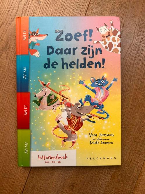 Vera Janssens - Zoef! Daar zijn de helden!, Boeken, Kinderboeken | Jeugd | onder 10 jaar, Ophalen of Verzenden