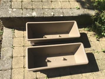 2 bruine plastic bloembakken  beschikbaar voor biedingen