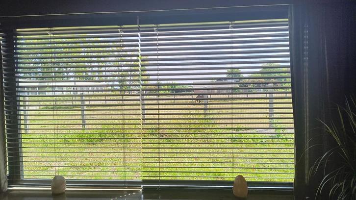 Zwart aluminium jaloezieën, Maison & Meubles, Ameublement | Rideaux & Stores à lamelles, Comme neuf, 100 à 150 cm, Noir, Enlèvement ou Envoi