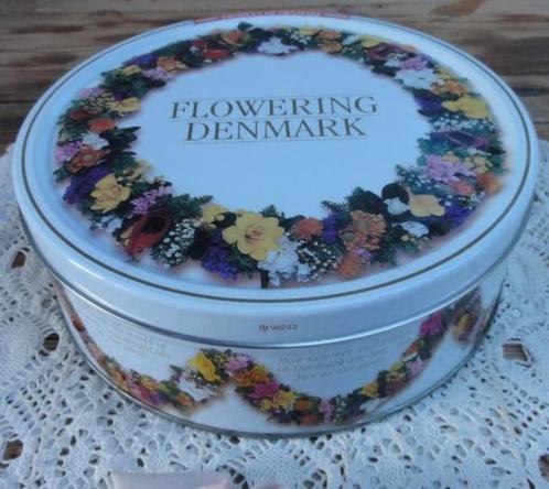 Deens blik met bloemenkrans en guirlandes, Flowering Denmark, Verzamelen, Blikken, Gebruikt, Koek(jes), Overige merken, Ophalen of Verzenden