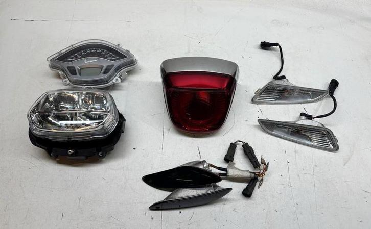 Verschillende onderdelen Vespa Sprint 2020 E4, Fietsen en Brommers, Brommeronderdelen | Scooters, Gebruikt, Vespa, Kap, Ophalen of Verzenden