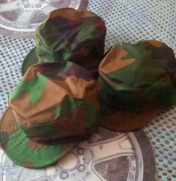 3 casquettes militaires (NL.)