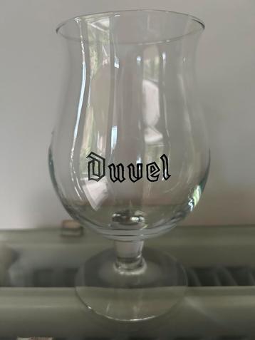 Glazen Duvel zwart omrande letters