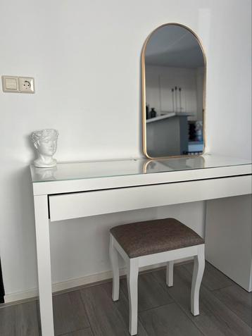 Makeup tafel met stoel beschikbaar voor biedingen