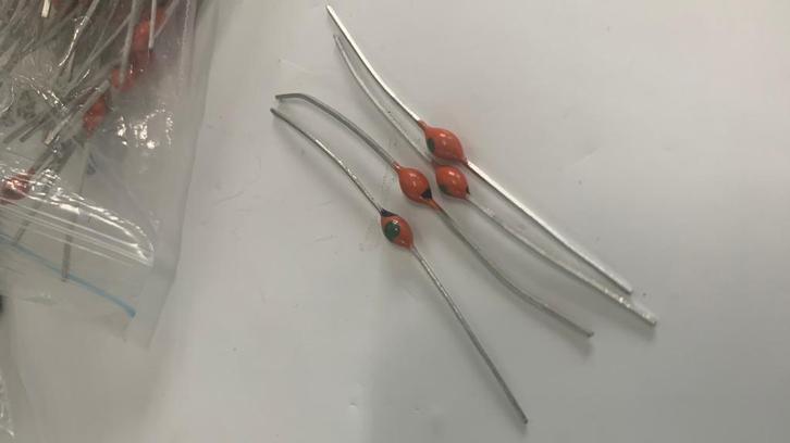 Gelijkrichterdiode met collector — 1000 V — USSR 1987, Hobby en Vrije tijd, Elektronica-componenten, Zo goed als nieuw, Verzenden