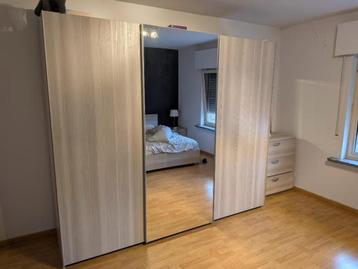 Kleerkast en bijhorende dressoir beschikbaar voor biedingen