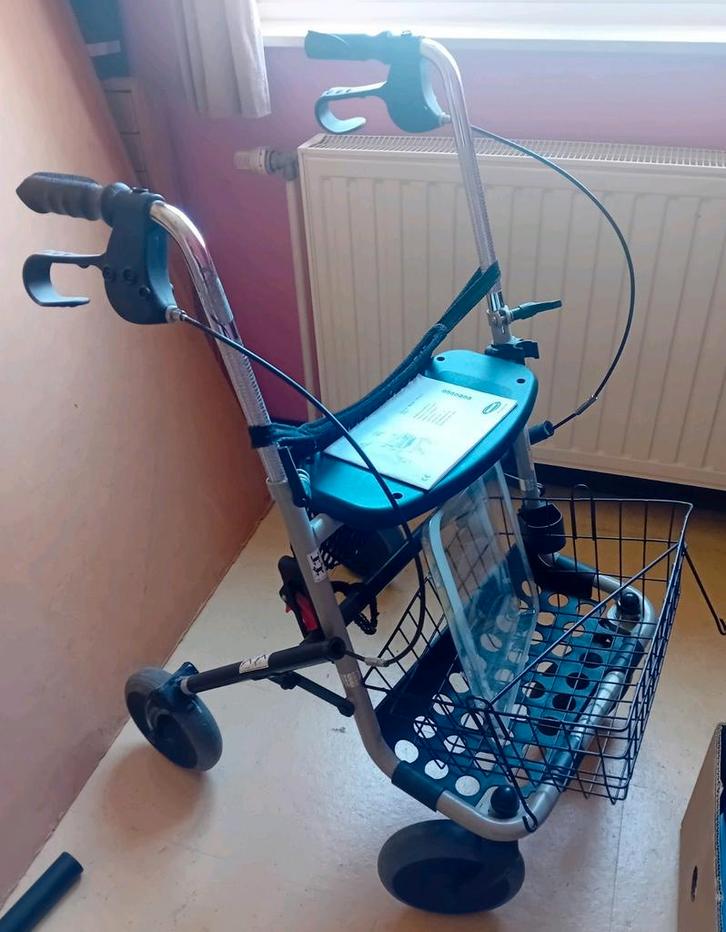 Rollator Invacare in perfecte staat.  Nauwelijks gebruikt, Diversen, Rollators, Zo goed als nieuw, Lichtgewicht, Opvouwbaar, Ophalen