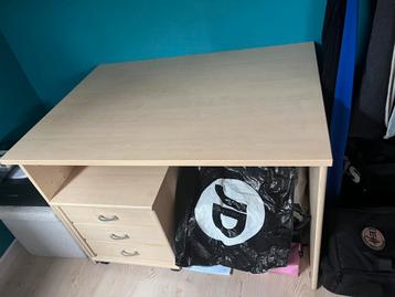 Kantoor met zijn kledingkast beschikbaar voor biedingen