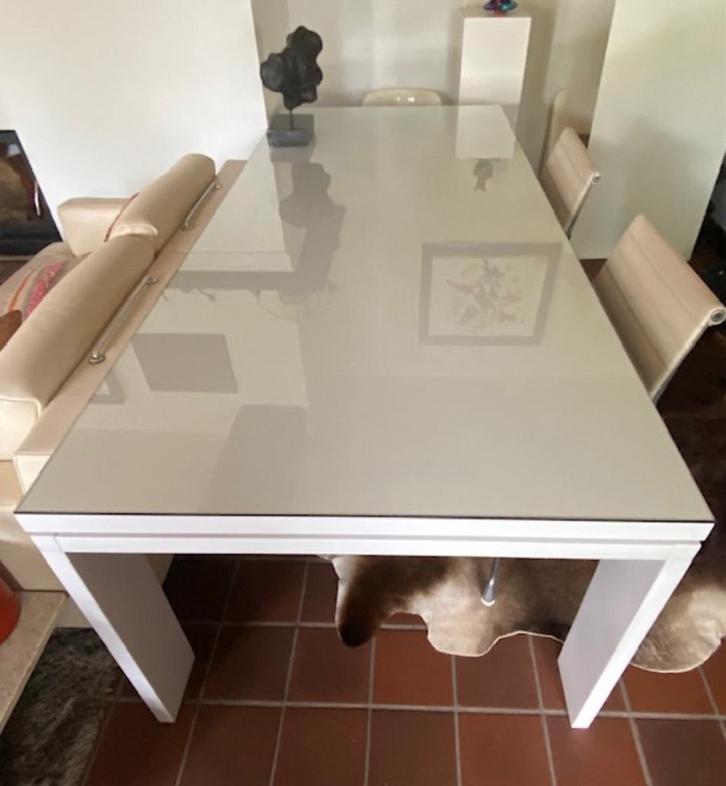 Witte design tafel met glazen blad, Huis en Inrichting, Bureaus, Zo goed als nieuw, Bureau, Ophalen