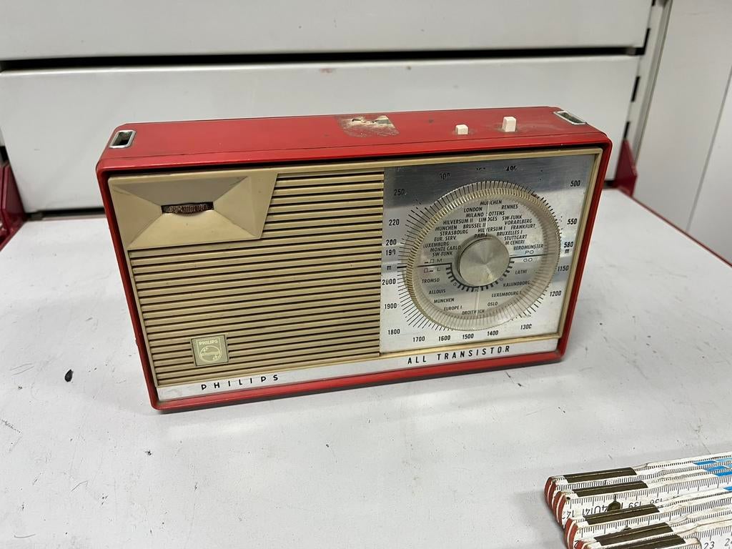 Vintage rode Philips „All Transistor” radio uit de jaren 60, Audio, Tv en Foto, Radio's, Gebruikt, Radio, Ophalen of Verzenden