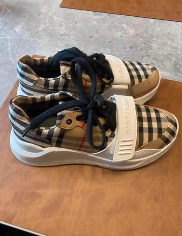 Burberry schoenen maat 36 beschikbaar voor biedingen
