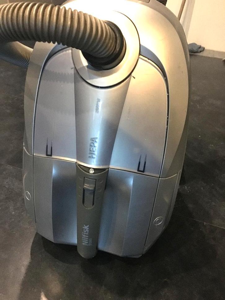 Nilfisk stofzuiger 2000W, Elektronische apparatuur, Stofzuigers, Stofzuiger, 2000 watt of meer, Stofzak, Ophalen of Verzenden