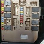 Zekeringskast origineel motorruimte 8200674661 clio 3  upc, Gebruikt, Renault, Ophalen of Verzenden, Renault