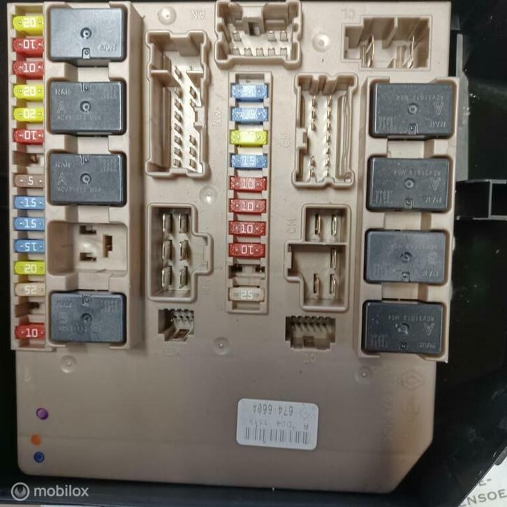 Zekeringskast origineel motorruimte 8200674661 clio 3  upc, Auto-onderdelen, Elektronica en Kabels, Renault, Gebruikt, Ophalen of Verzenden