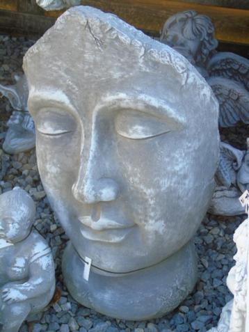 Standbeeld van een gezicht in grijs-witte platte steen, goed