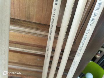 4 petites lattes rondes en bois clair 2m70 beschikbaar voor biedingen