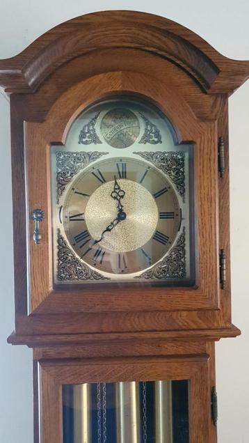 Staande tempus fugit klok  beschikbaar voor biedingen