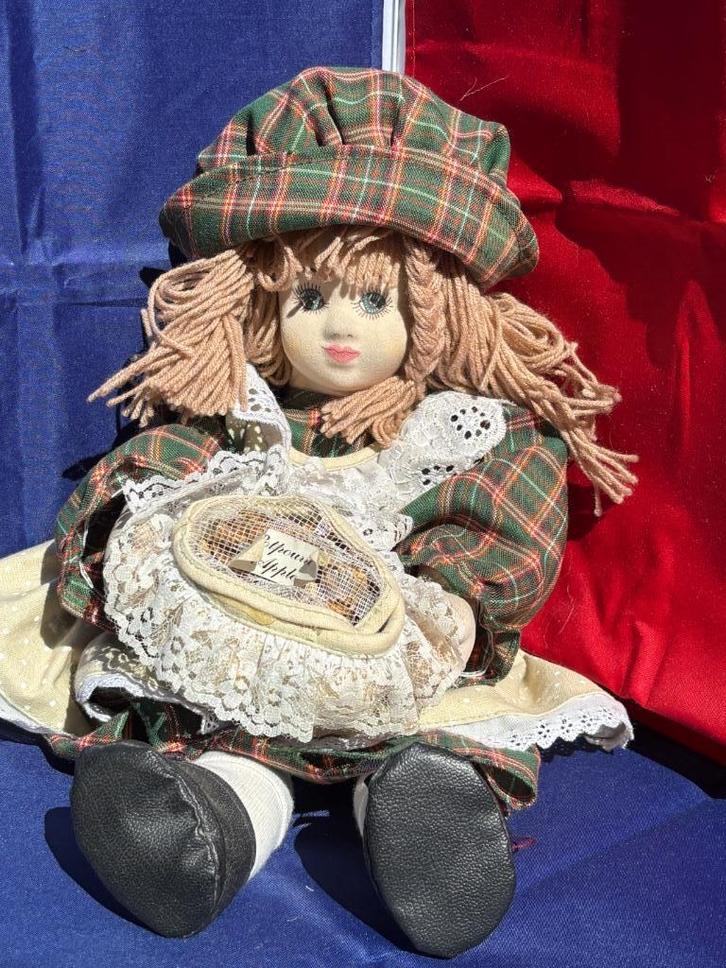 Inspiration pop met potpourri mandje 36 cm, Verzamelen, Poppen, Gebruikt, Pop, Ophalen of Verzenden