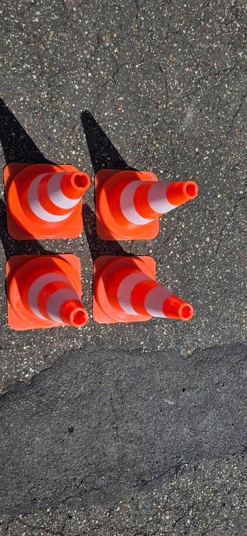 Verkeerskegels met plasticbuizen voor parkeerlessen beschikbaar voor biedingen
