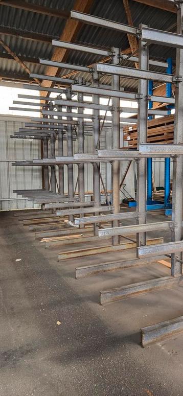 Draagarmstelling 15 Staanders 410cm met ca. 100 armen 121cm. beschikbaar voor biedingen