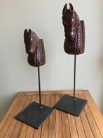 2 paardenkoppen handgemaakt op metalen voet - nieuwstaat, Antiek en Kunst, Kunst | Beelden en Houtsnijwerken, Ophalen