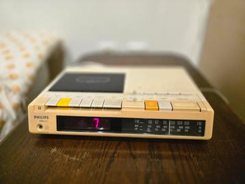Vintage Philips radiowekker met cassetterecorder  beschikbaar voor biedingen