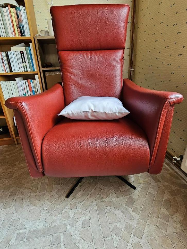 Percy draaibare elektrische relaxfauteuil in rood leer, Huis en Inrichting, Fauteuils, Zo goed als nieuw, Leer, Metaal, Ophalen