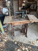 Minerva oude naaimachine op tafel, Ophalen