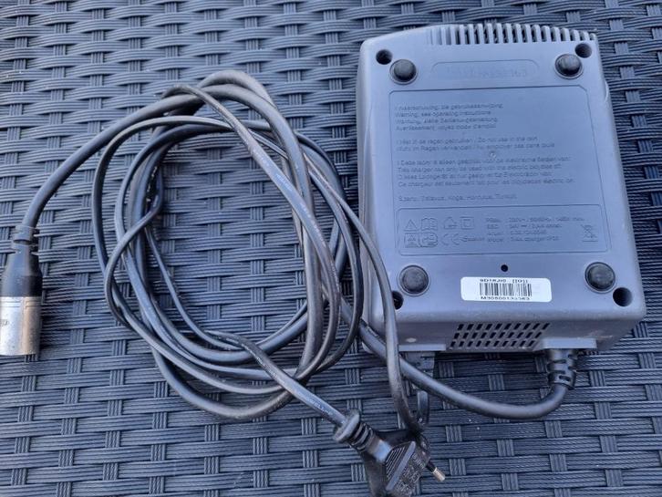 Chargeur de batterie Koga, Sparta, Batavus 3-pins-34V, Vélos & Vélomoteurs, Accessoires vélo | Batteries de vélo, Utilisé, Enlèvement ou Envoi