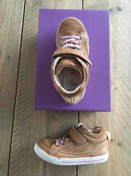 CLARKS, sneaker pratique à velcro "cuir beige" taille 28 col, Enfants & Bébés, Vêtements enfant | Chaussures & Chaussettes, Chaussures