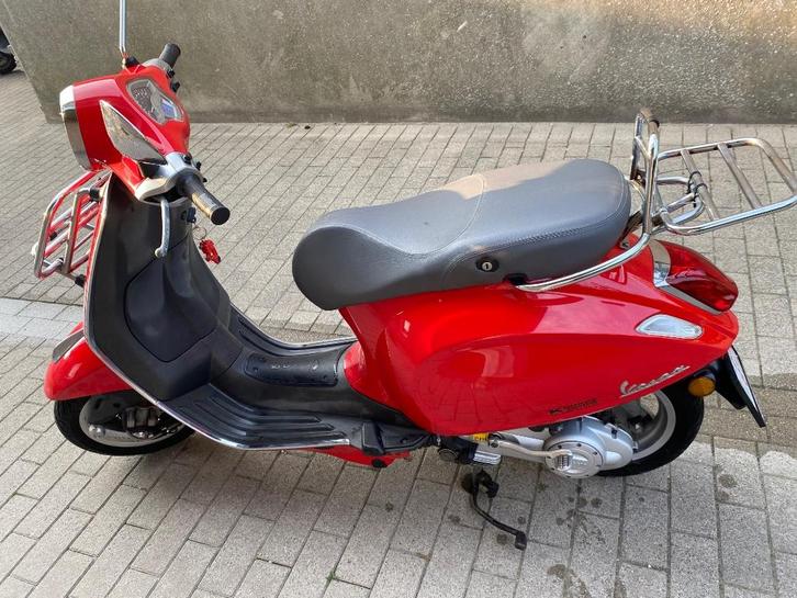 Vespa Primavera rood, Fietsen en Brommers, Scooters | Vespa, Gebruikt, Overige modellen, Klasse B (45 km/u), Benzine, Ophalen