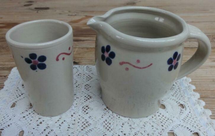 Handgemaakte keramieke kan & beker met blauwe bloemen, Huis en Inrichting, Keuken | Servies, Zo goed als nieuw, Overige typen