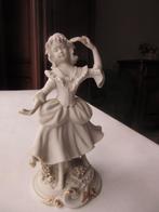 Statue en porcelaine blanche en costume traditionnel | Ferli, Antiquités & Art, Art | Sculptures & Bois, Enlèvement ou Envoi