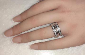 Damesring  zilver met romeinse cijfers en witte diamantjes beschikbaar voor biedingen