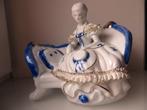 Vind beeldje vrouw in antiek porselein in het blouw en wit., Antiquités & Art, Art | Sculptures & Bois, Enlèvement