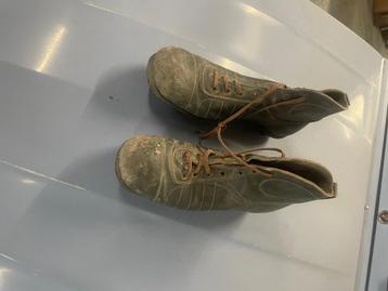 oude rol en ijsschaatsen + voetbalschoenen beschikbaar voor biedingen