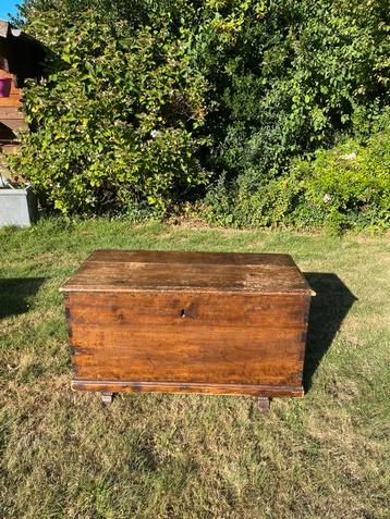 Ancien coffre en bois beschikbaar voor biedingen