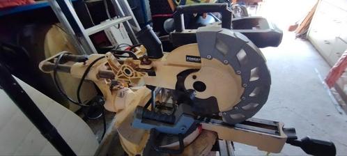 afkortzaag op verhoog. je kan dus mooi rechtstaand werken. z, Doe-het-zelf en Bouw, Gereedschap | Zaagmachines, Gebruikt, Afkortzaag