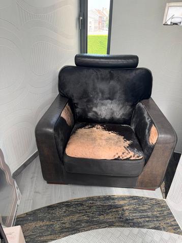 Fauteuil en cuir de vache noir vintage beschikbaar voor biedingen