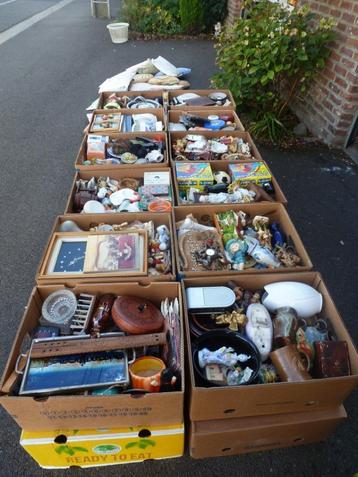 lot de brocante + cadres + coussins beschikbaar voor biedingen