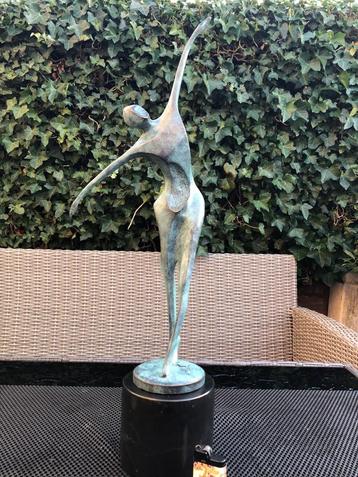 bronzen art modernistische impressie van een danseres.
