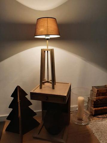 Houten tafellamp.  beschikbaar voor biedingen